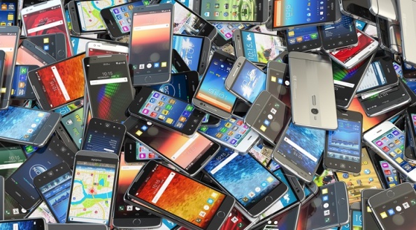 smartphone-pile-old-phone-junk